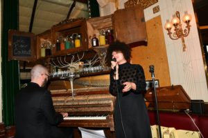 La chanteuse Chloé Cassandre et le pianiste Manuel Peskine en performance aux Deux Magots