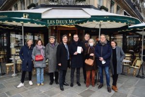 The jury of the Prix des Deux Magots 2022, gathered in front of the establishment with the winner Louis-Henri de La Rochefoucauld.